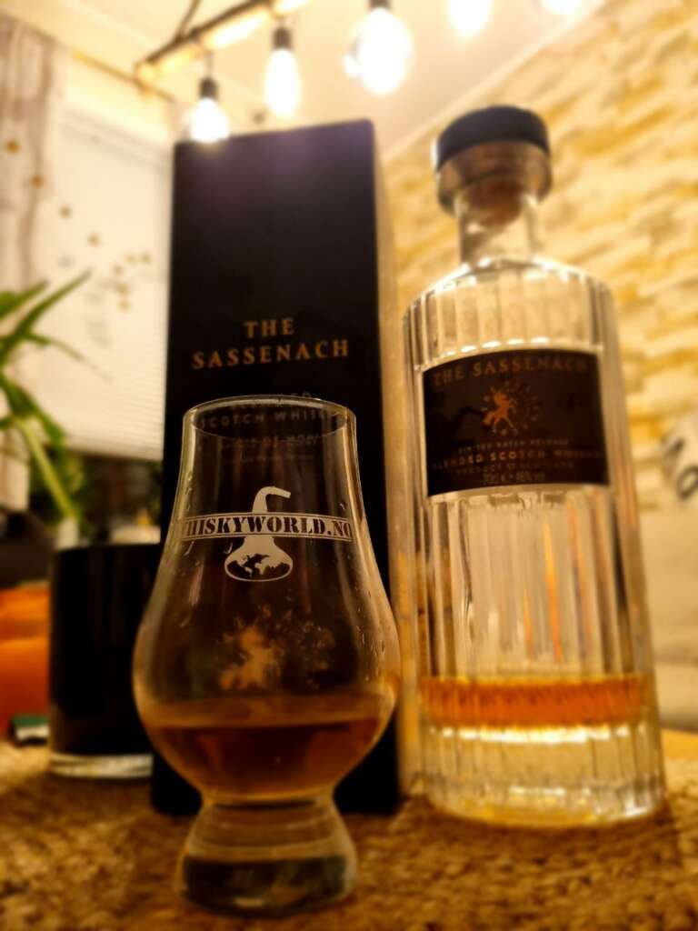 The Sassenach Blended Scotch Whisky flaske og glass